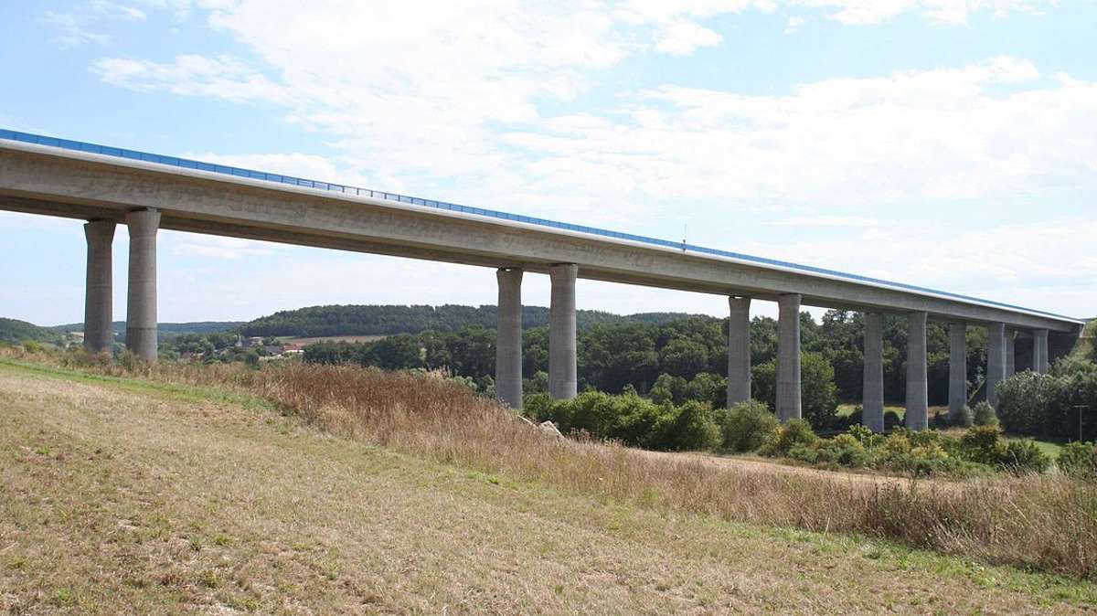 Nachbar-Regionen: Baustellen-Anhänger 80 Meter tief von A71-Brücke gestürzt