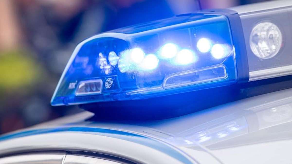 Thüringen: Autofahrer kracht auf A9 in Leitplanke - Fahrzeug brennt aus