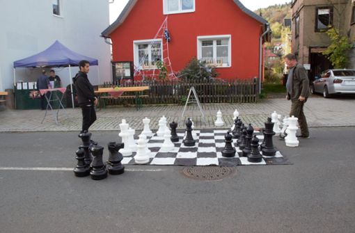 Drei Figuren des Großschachspiels – hier ein Foto mit zwei Spielern während der Einkaufsnacht, verschwanden in der Nacht nach der Veranstaltung. Foto: privat