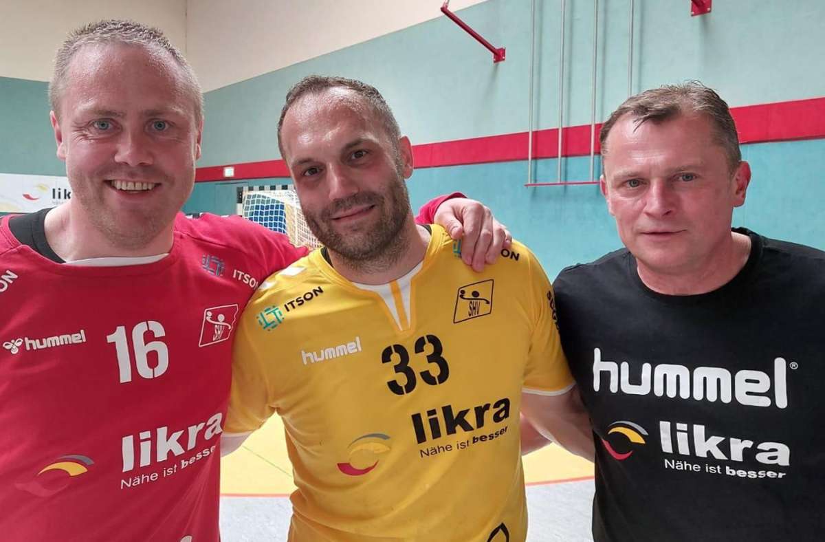 In guten Händen: Neuzugang Kamil Piskac (Mitte) wird von Torhüter Martinsen (links) und Trainer Konstantin  Selenow in die Mitte genommen. Foto:  