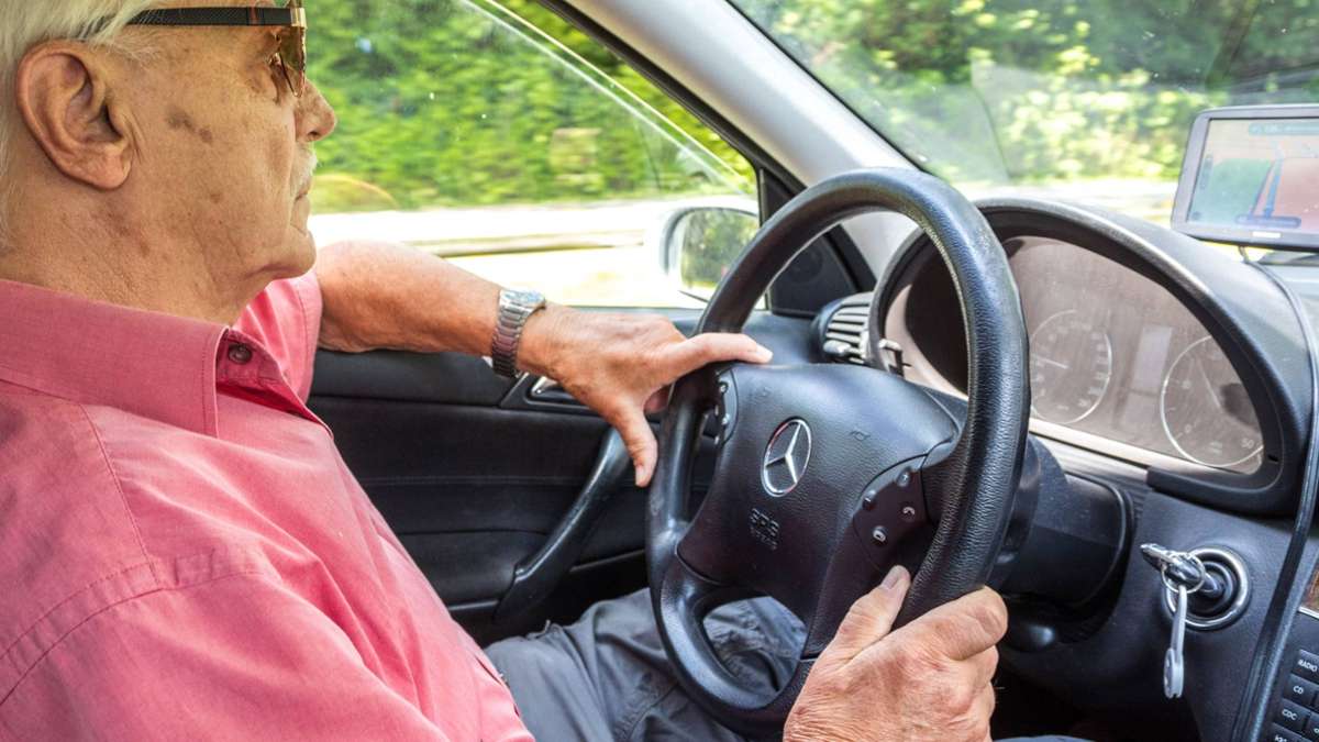 87-Jähriger Autofahrer: Senior ist kaum zu bremsen und rammt Autos