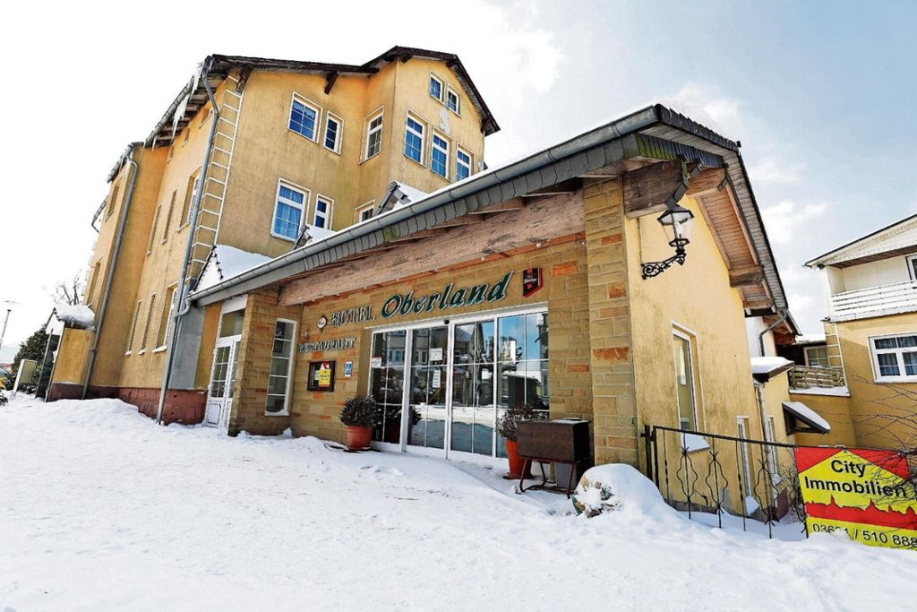 Steht seit langer Zeit leer und soll nun am 23. März in Berlin versteigert werden: das Hotel Oberland im Wintersportort Oberhof.