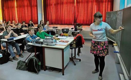 Lektorin Olga Shtyrkina erzählt den Achtklässlern von ihrer Heimat.	Foto: frankphoto.de Quelle: Unbekannt