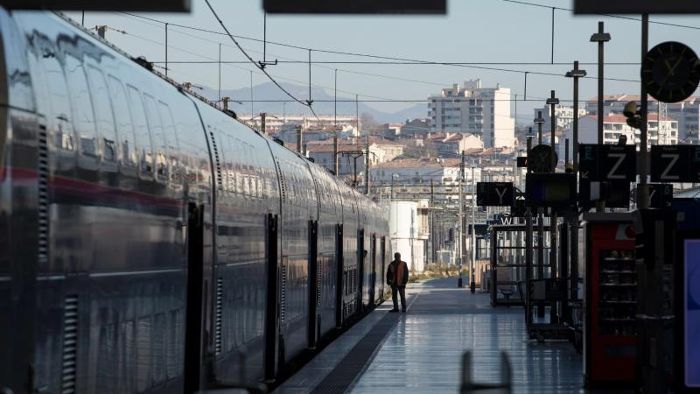 Frankreichs Eisenbahner drohen mit Streiks über Weihnachten