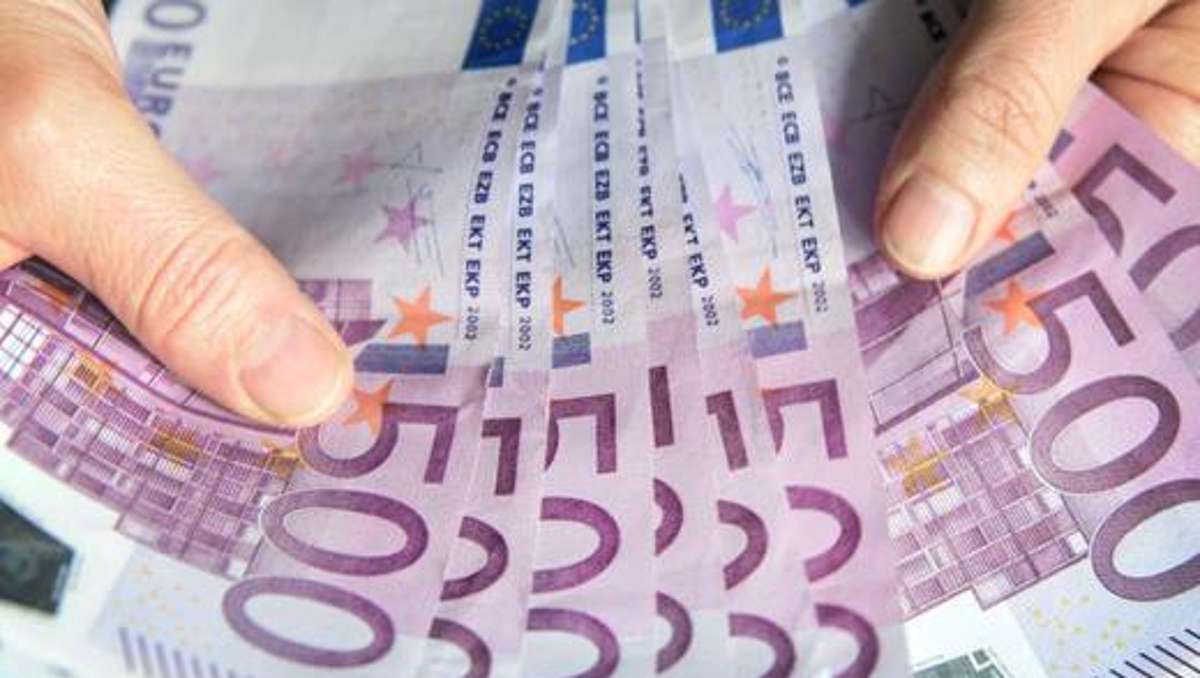 Hildburghausen: Junge Frau stiehlt in Römhild Rentner mehrere Tausend Euro