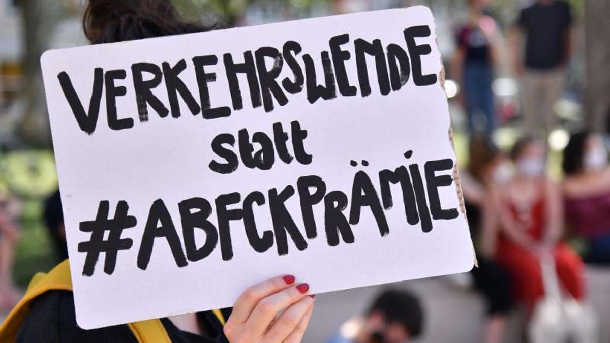 Erfurt: Umweltaktivisten demonstrieren gegen Autokaufprämie