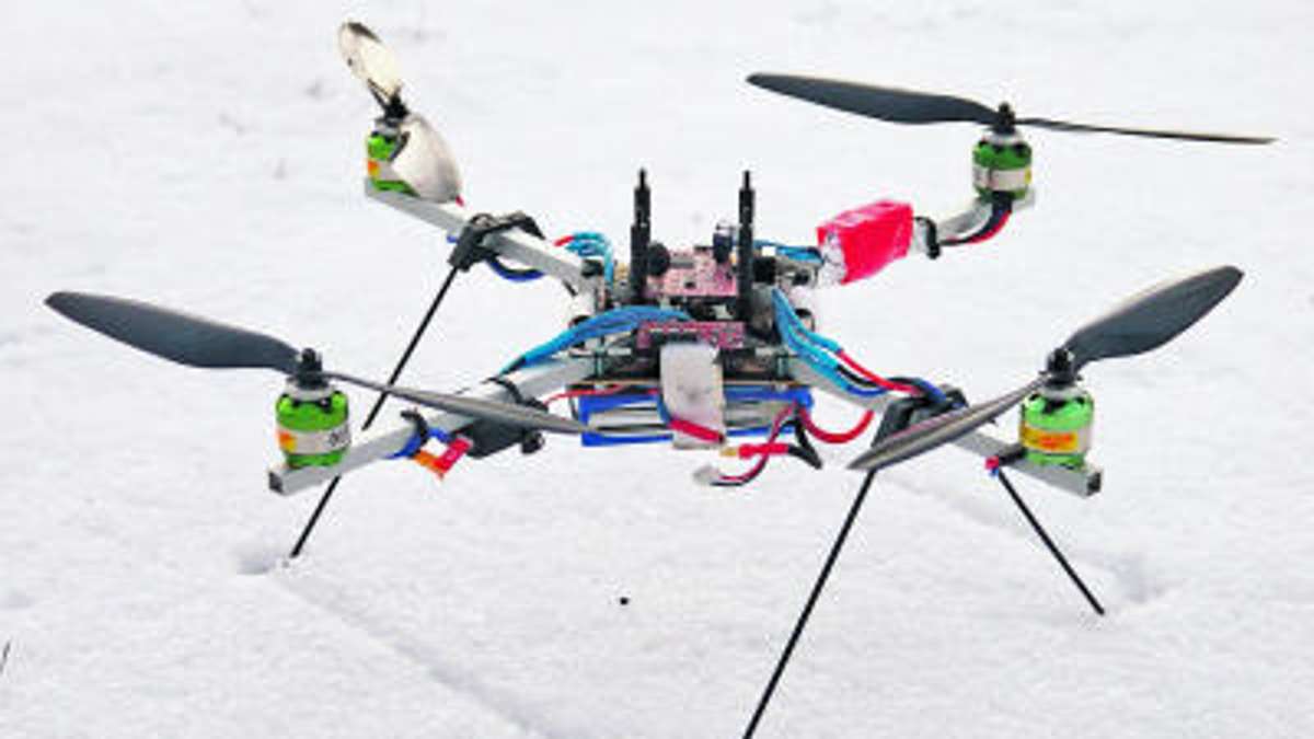 Ilmenau: Ein kleiner Hubschrauber mit vier  Rotorblättern hält Netz aufrecht