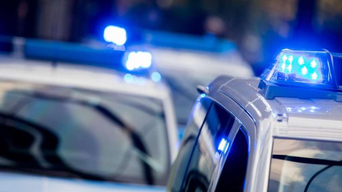 Sonnefeld: Betrunken und im Drogenrausch: 20-Jähriger kracht mit Auto in Schaufenster
