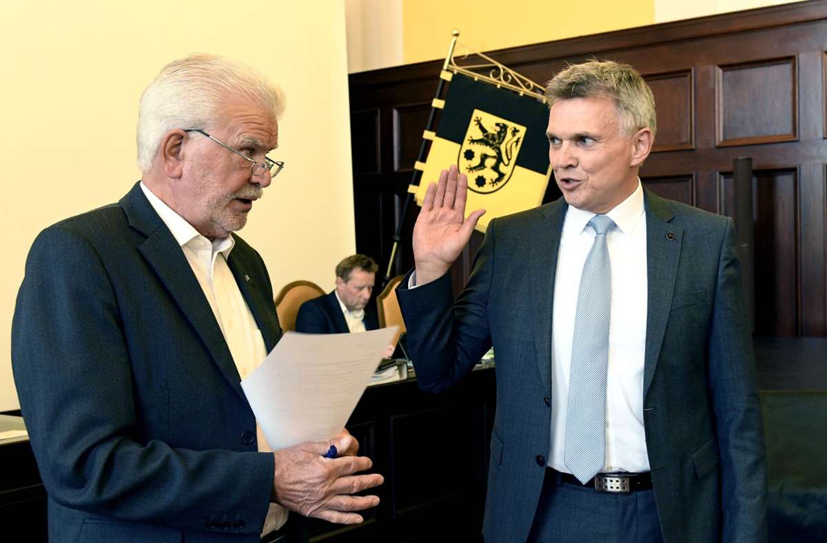 Rainer Wilhelm Häusler (links) nimmt Heiko Voigt den Eid ab. Foto: Carl-Heinz Zitzmann