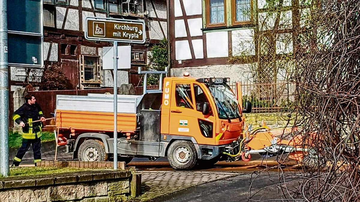Ein FUMO des Bauhofs der Gemeinde Schwarza beim Beseitigen der Dieselspur.