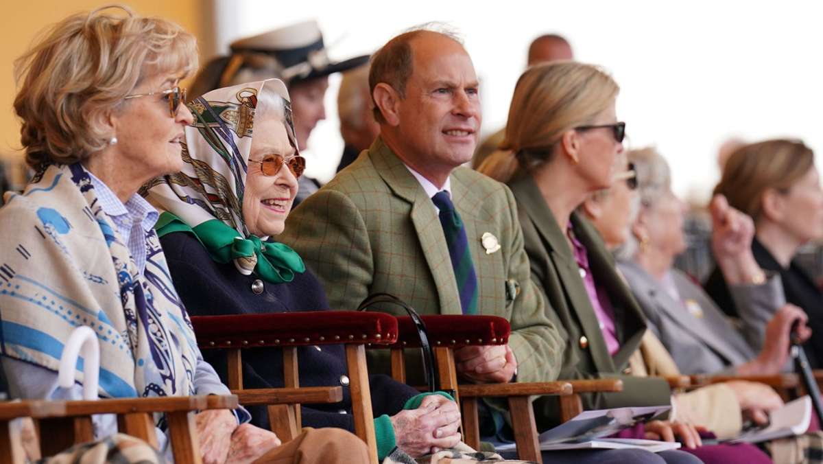 Elizabeth II. in Windsor: Queen zeigt sich freudestrahlend bei Pferde-Show