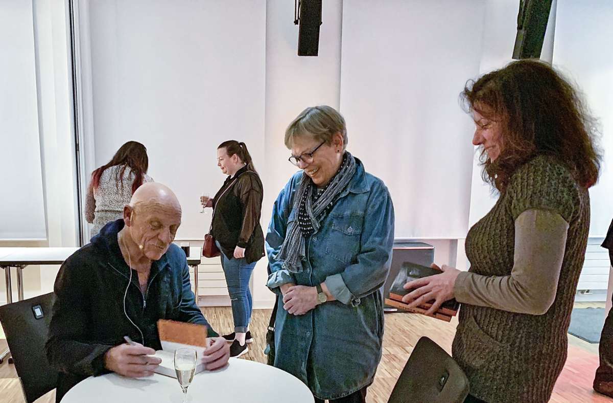 Autor Joe Bausch signiert die von seinen Zuhörern vor Ort gekauften Bücher. Foto: Zuber