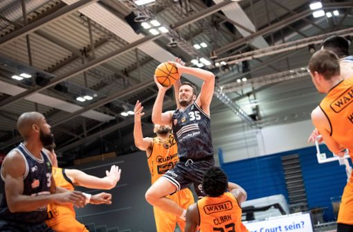 Hilfe in Sicht: Auch die Zweitliga-Basketballer von Medipolis SC Jena (schwarze Trikots)  dürfen Förderanträge stellen. Foto: Christoph Worsch/Imago