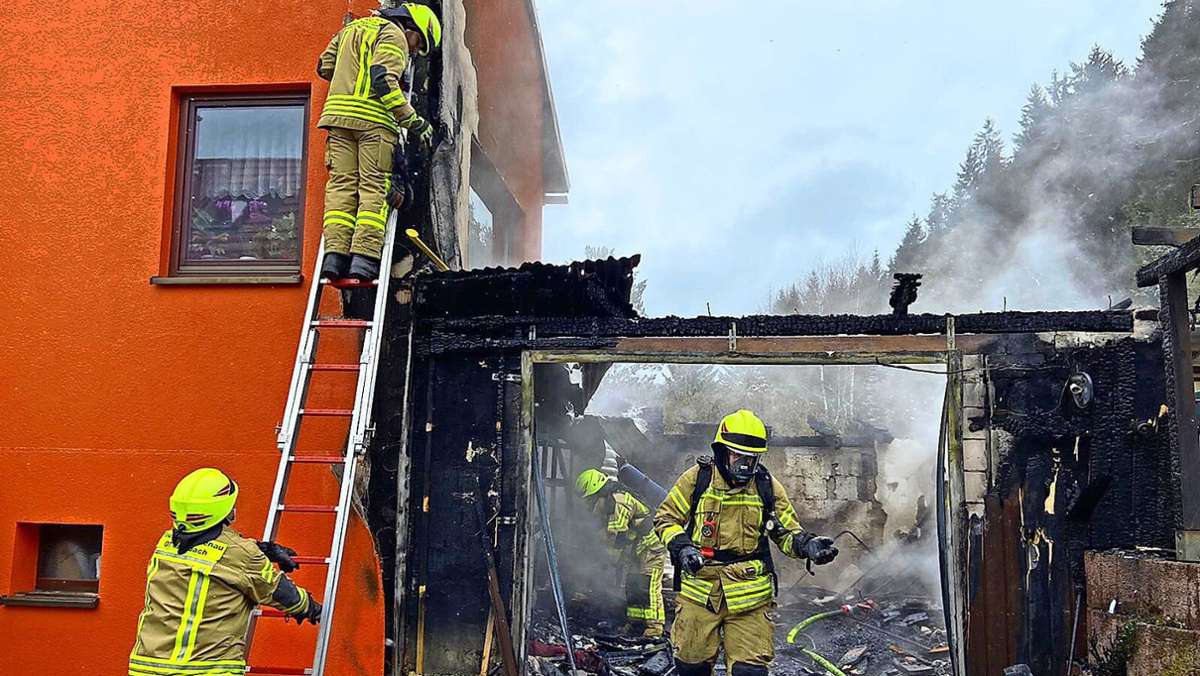 Feuerwehreinsatz: Garagenbrand in Manebach wurde gelöscht