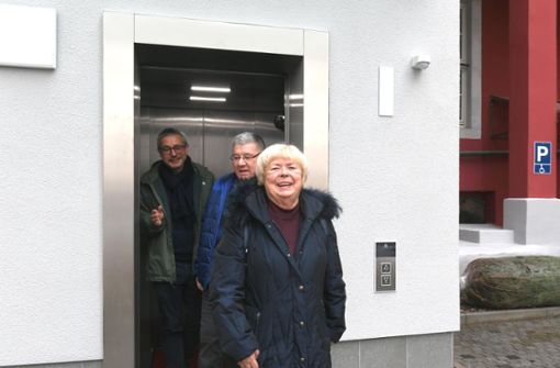 Die erste offizielle Fahrt hat der neue Fahrstuhl am Alten Rathaus erfolgreich bestanden.  Oberbürgermeister André Knapp sowie Bodo Ehrhardt, Vorsitzender des Behindertenbeirates und dessen Vorgängerin Renate Kremser Foto: Karl-Heinz / Frank