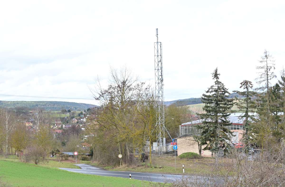 Seit August 2019 ist dieser Funkmast in Walldorf auf einem Privatgrundstück nahe der Kniebreche in Betrieb. Es soll jetzt deutlich höher werden. Foto: sim