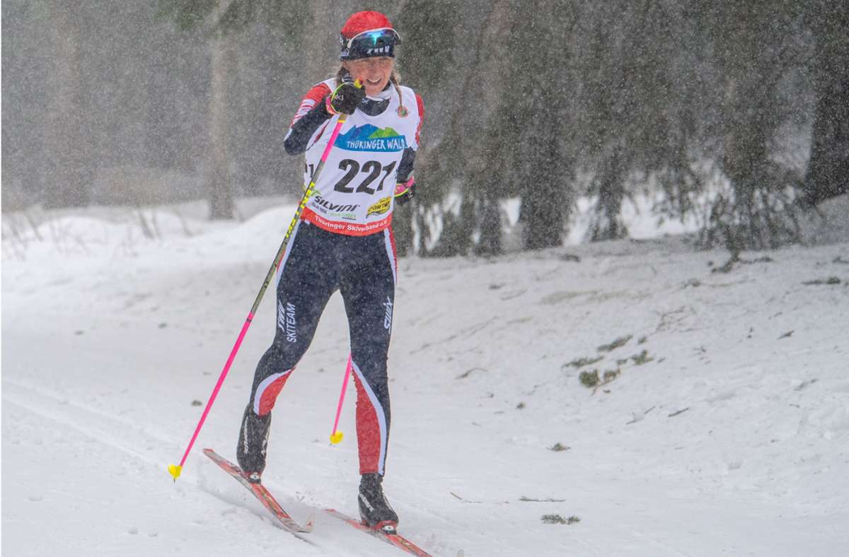 Die Skilangläuferin Diana Spiecker vom SWV Goldlauter-Heidersbach kämpft sich beim Höhnberglauf in Oberhof durch das Schneetreiben. Foto: Gerhard König