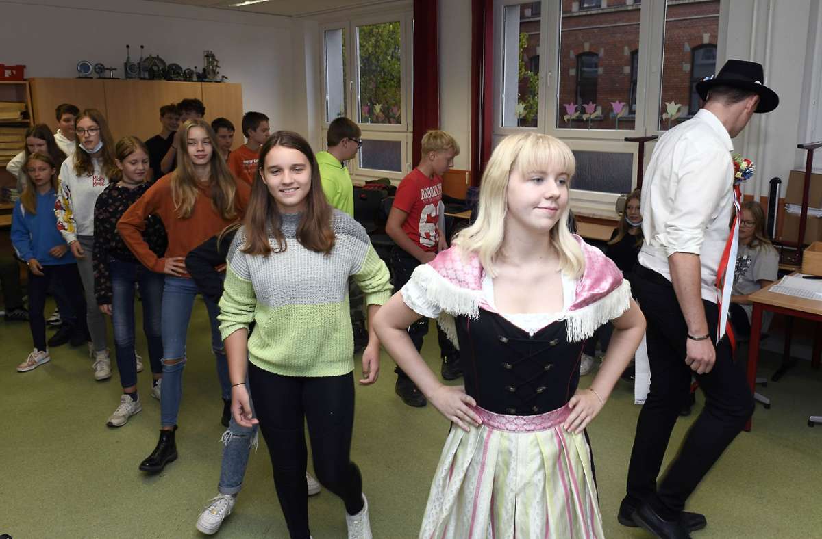 Shakira Queck (vorne) zeigt den Mädchen die Tanzschritte für den „Rheinländer“.