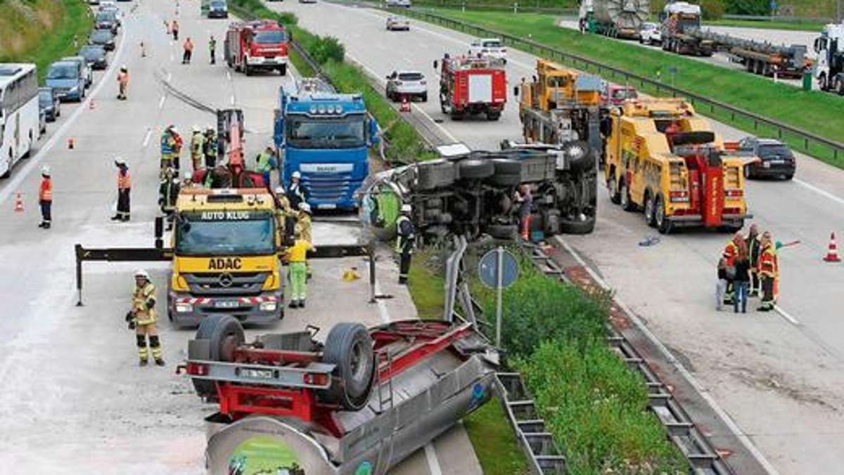 Thüringen: Milch-Laster kippt auf die A9: Fahrer schwer verletzt