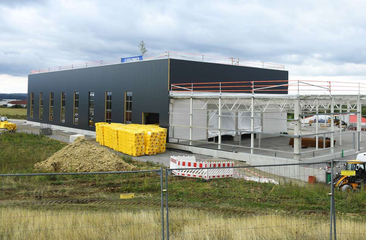 Der Rohbau der ADVA Terafactory im Meininger Gewerbegebiet Dreißigacker steht. Die international tätige Hochtechnologiefirma festigt damit auch den Standort Meiningen.