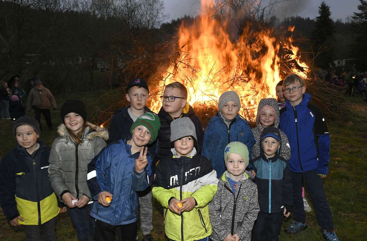 Nicht nur die Kinder freuen sich, wenn am das große Feuer in Buch wieder angezündet wird. Foto: Zitzmann/Zitzmann