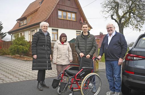 In Rappelsdorf wird der Rollstuhl für  Myroslav übergeben: (von links) Ute Hoffmann, Lidija Cherednyk, Oleksii Pylypchuk und Reinhard Schieck. Foto: /Bastian Frank