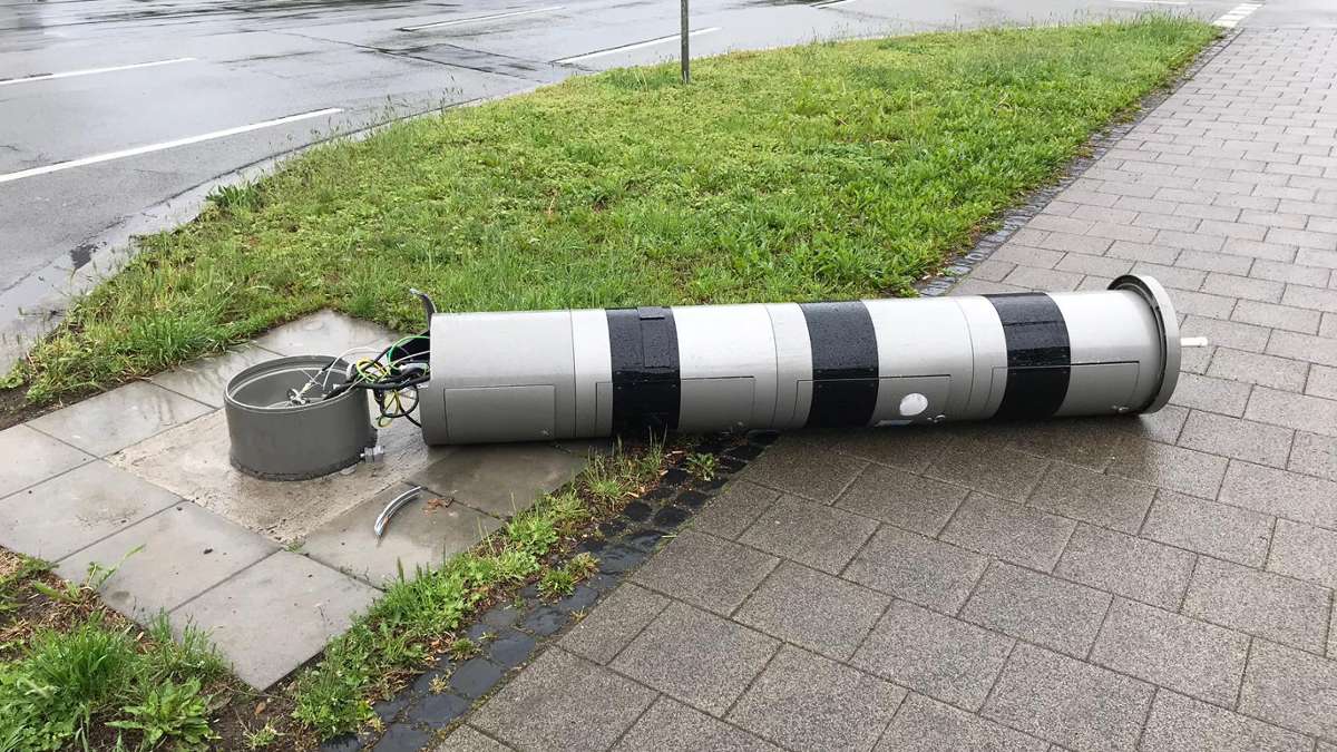 Thüringen: Ampelausfall in Erfurt: Auto nietet Blitzersäule um