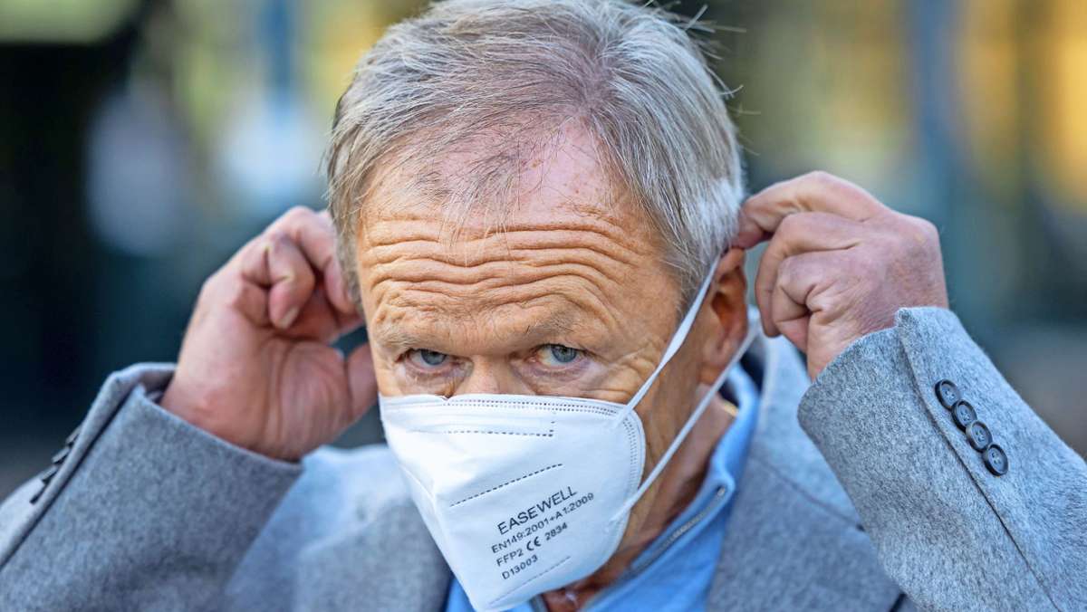Der Landrat Thomas Müller (CDU) setzt eine FFP2 Corona-Schutzmaske auf. Das Infektionsgeschehen in der Corona-Pandemie hat im Landkreis Hildburghausen einen bundesweiten Höchststand erreicht.