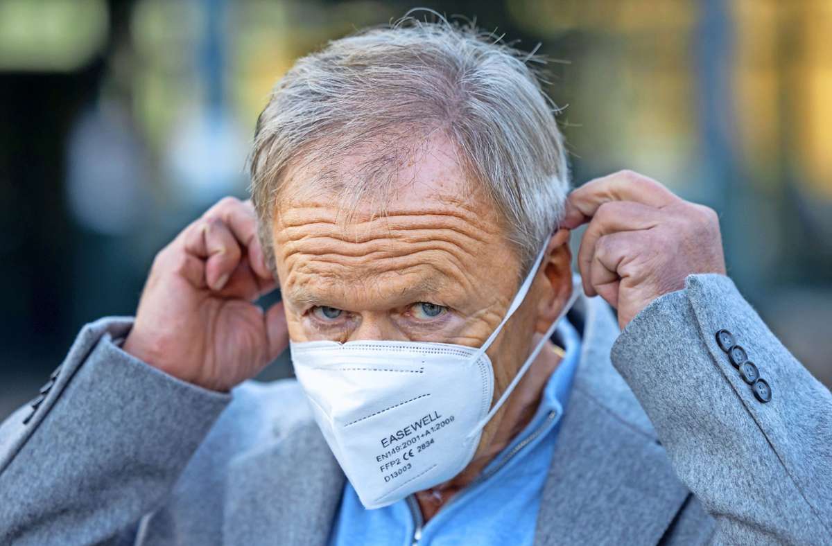 Der Landrat Thomas Müller (CDU) setzt eine FFP2 Corona-Schutzmaske auf. Das Infektionsgeschehen in der Corona-Pandemie hat im Landkreis Hildburghausen einen bundesweiten Höchststand erreicht.