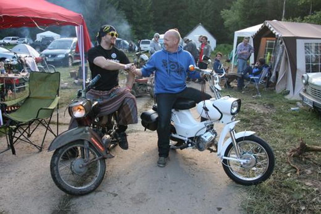 Tobi (links) mit dem "Huren"- und Ralf mit seinem schmucken  Harley-Star.