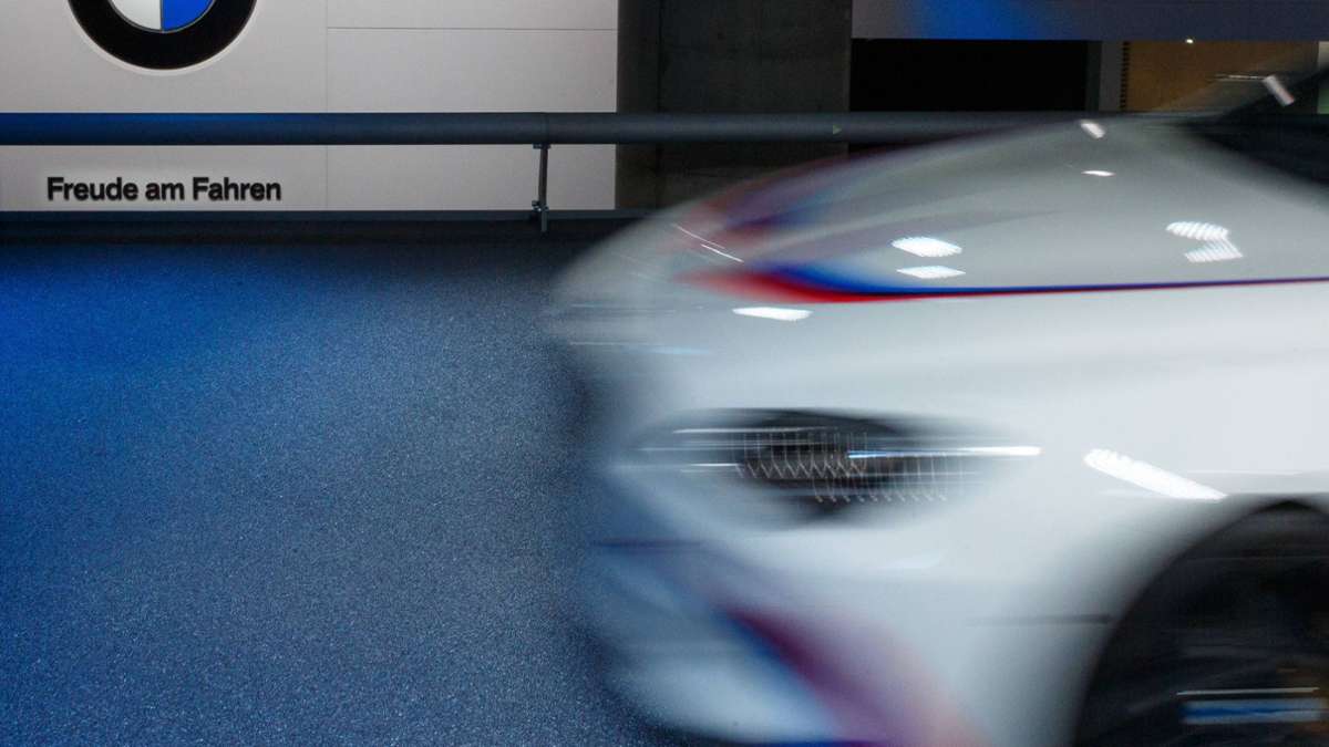Schmalkalden: BMW-Fahrer rasiert Zaun ab und flüchtet