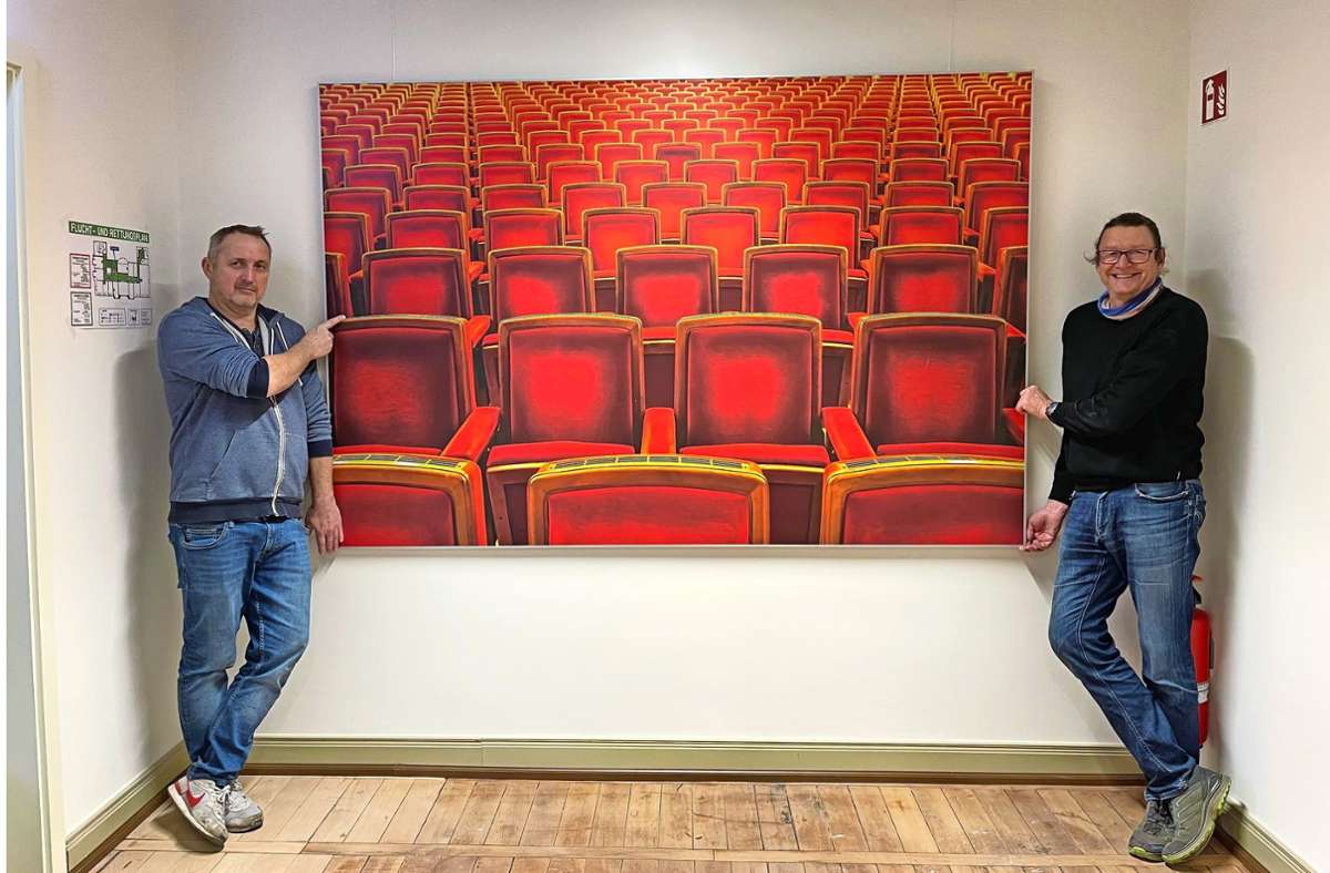 Heiko Denner (links) und Falk Ziebarth weisen auf das  Werk „Bestuhlung der Semperoper“ im Projekt „Kuko“ - Kunst im Konservatorium  hin. Foto: Ulrike Scherzer