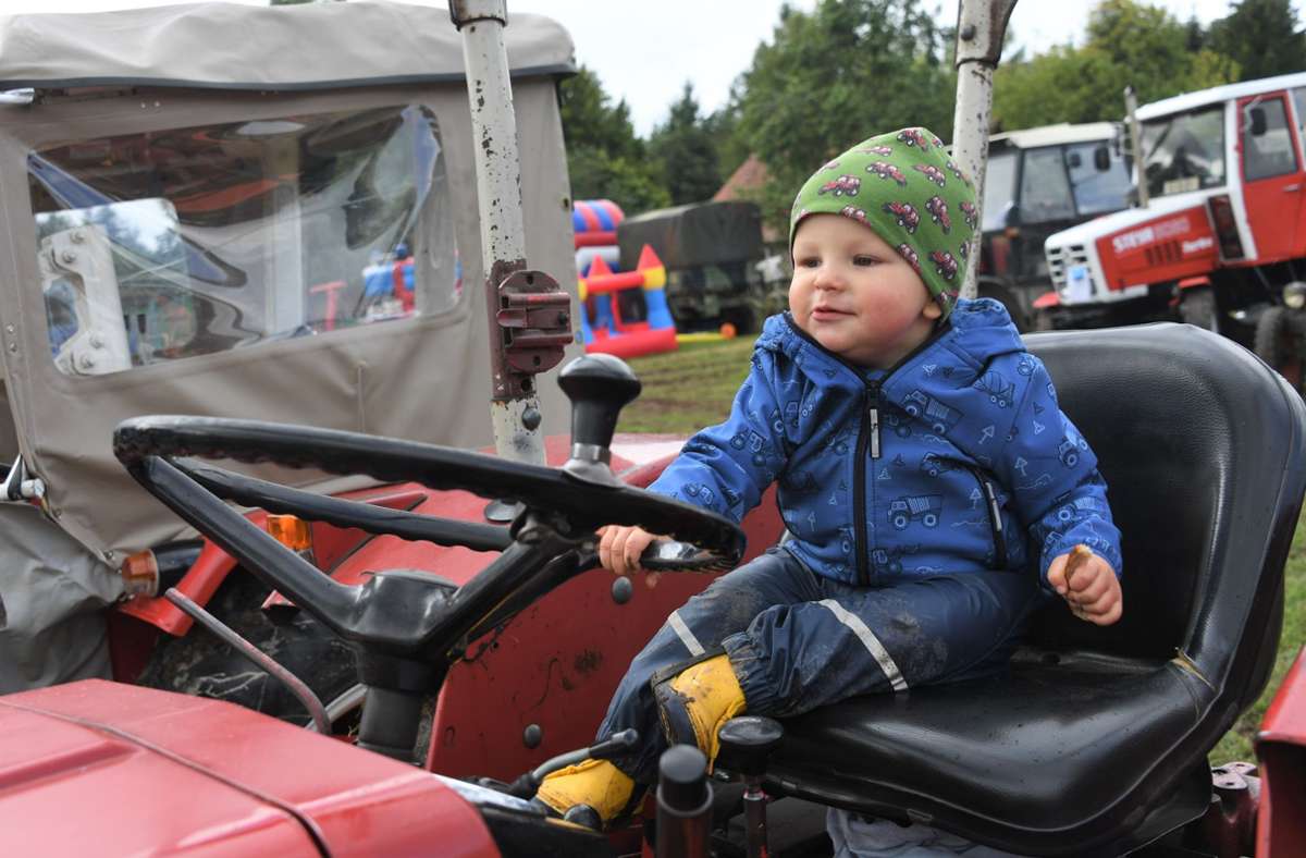 Sein Lieblingsplatz ist für Emil mit seinen eineinhalb Jahren der Fahrersitz des Traktors seines Großvaters.