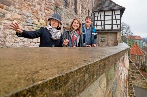 Stiftungsdirektorin Doris Fischer (links), Baureferentin Carola Niklas und Museumsdirektor Ralf Werneburg auf der sanierten Schlossterrasse. Foto: ari