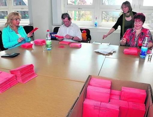 Hochbetrieb auch im Briefwahllokal im Neuen Rathaus. Jeder Wahlvorstand hatte etwa 900 Briefe zu bearbeiten. 	Foto: frankphoto.de Quelle: Unbekannt