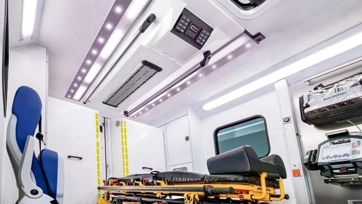 Ilmenau: BINZ aus Ilmenau desinfiziert Krankenwagen mit LED-Licht