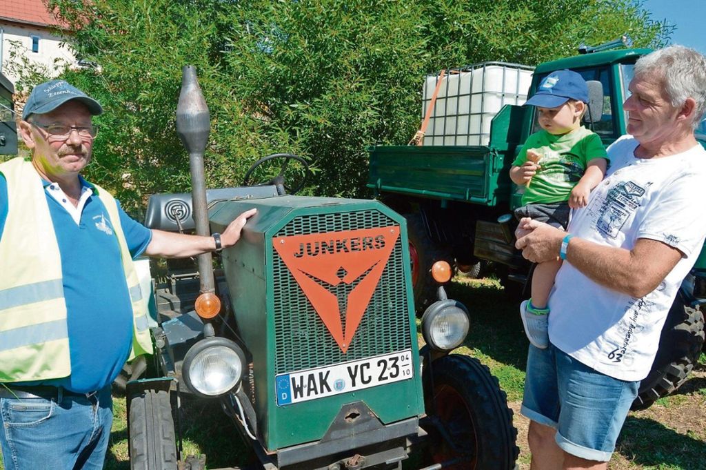 Dirk Schilling (links) vom gastgebenden Verein präsentierte voller Stolz seinen Eigenbau-Traktor Jahrgang 1965, der von einem seltenen Zweizylinder-Gegenkolben-Motor angetrieben wird. Fotos (2): Werner Kaiser