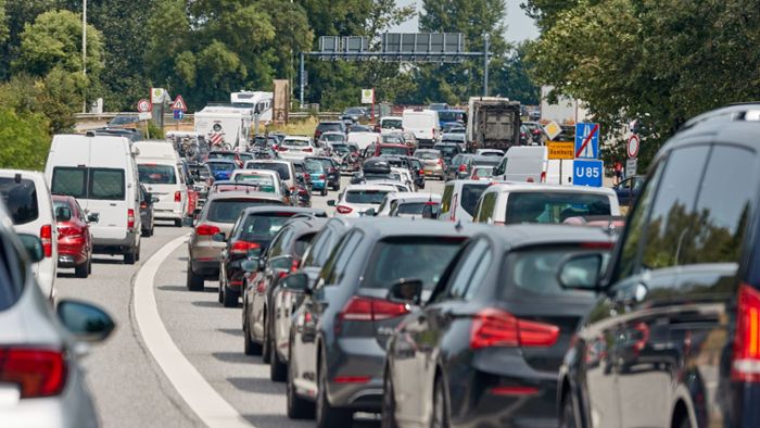 Ferienstart in Baden-Württemberg: Auf den Autobahnen bilden sich lange Staus