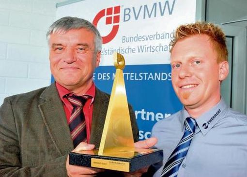 Ein ausgezeichneter Unternehmer: Wolfgang Zwerrenz (l.) - hier mit Sohn Gunnar - hat den BVMW-Mittelstandspreis für die Stadt Suhl erhalten. 	Foto: frankphoto.de Quelle: Unbekannt
