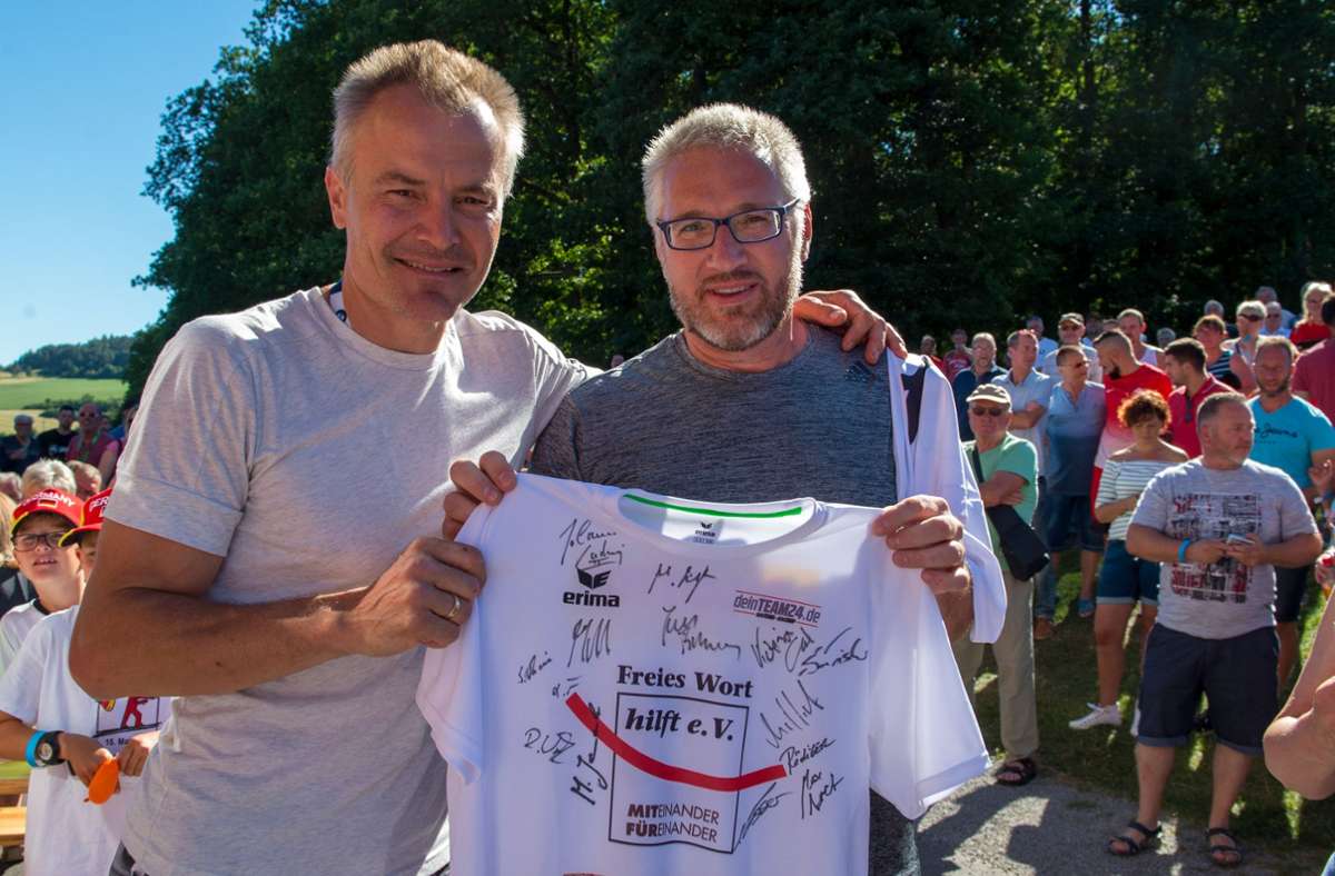 Das Beste zum Schluss: Ex-Biathlet Sven Fischer und der Gewinner seines versteigerten Trikots strahlen im vergangenen Jahr um die Wette. Foto: Gerhard König