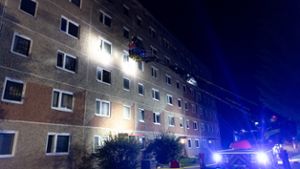 Evakuierung mit Drehleitern: Elf Verletzte bei Kellerbrand in Suhler Wohnblock