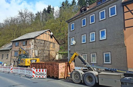 Das kommunale Gebäude  Untertor 28 in Wasungen, bekannt als Schuhmacher-Haus, wird derzeit abgerissen. Die Arbeiten sollen bis Ostern abgeschlossen sein. Das Haus war baufällig und sei nicht mehr zu retten gewesen, so die Einschätzung von Experten. Foto:  