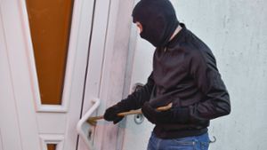 Unbekannter richtet Schaden an: Einbrecher scheitern  an Haustür