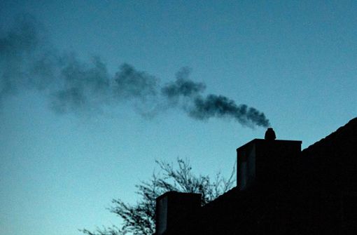 „Rauch steigt vom Dach auf“ – was poetisch auch als Zeichen interpretiert wird, dass das Haus bewohnt ist, kann im Übermaß für „dicke Luft“ sorgen. Foto: dpa/Daniel Bockwoldt