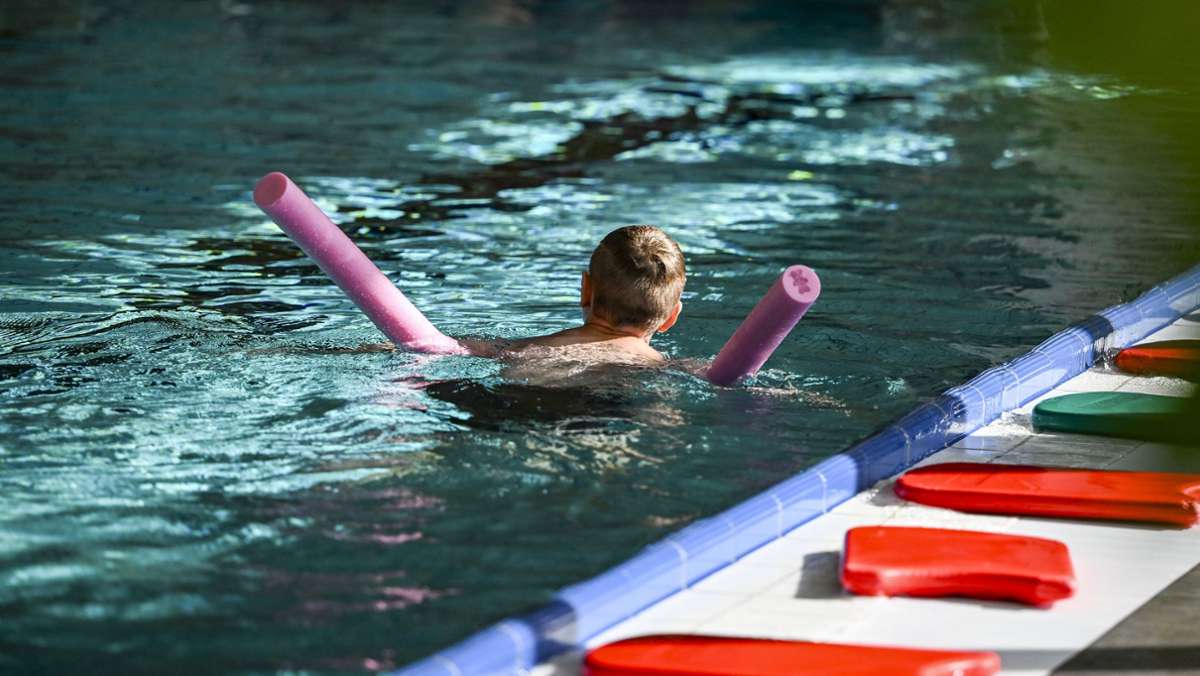 Schwimmlehrermangel: Stadt mimt erst den Aushilfslehrer und dann den Geldeintreiber