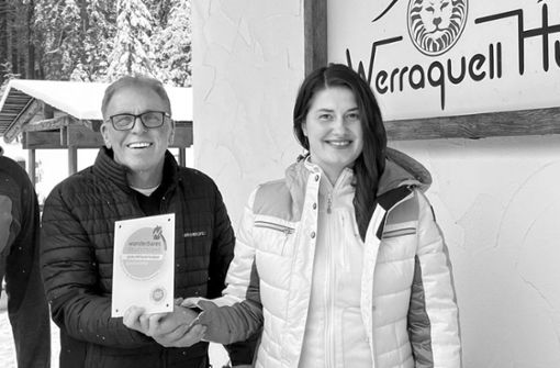 Wilfried Ehrhardt (Mitte) mit Antonia Sturm vom  Regionalverbund Thüringer Wald bei der Übergabe einer Auszeichnung für seine Werraquell-Hütte bei Fehrenbach. Foto:  
