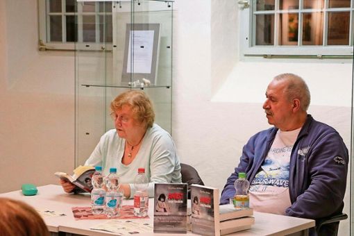Die in der Nähe von Hamburg lebende Autorin Dorte Ahlers las, begleitet von ihrem Mann, aus ihrem schonungslos offenen autobiografischem Buch "Angst zeigt Gesicht - Ein Leben unter asozialer Gewalt" . Foto: Annett Spieß Quelle: Unbekannt
