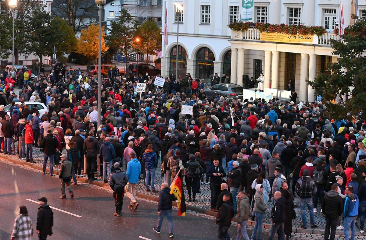 Die Menge auf dem Vorplatz des Rathauses. Foto: Carl-Heinz Zitzmann