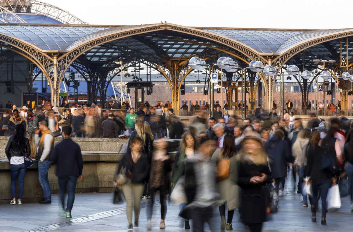 Passanten am Kölner Hauptbahnhof: einer neuen Prognose zufolge könnte das Bevölkerungswachstum eher abnehmen als angenommen. Foto: imago images/Future Image/imago stock&people via www.imago-images.de