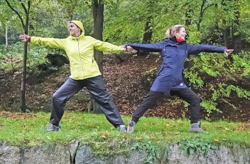 Bei der Partner-Yogaübung im Wald lassen sich Syliva Bohlig und Katharina Heußer nicht ablenken. Auch der Regen stört nicht. Foto: Michael Bauroth